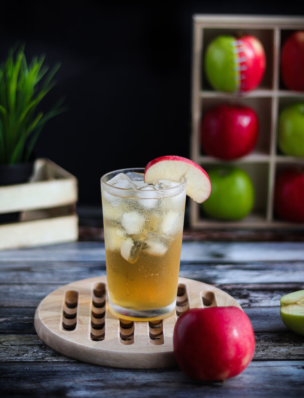 a glass of apple juice with ice