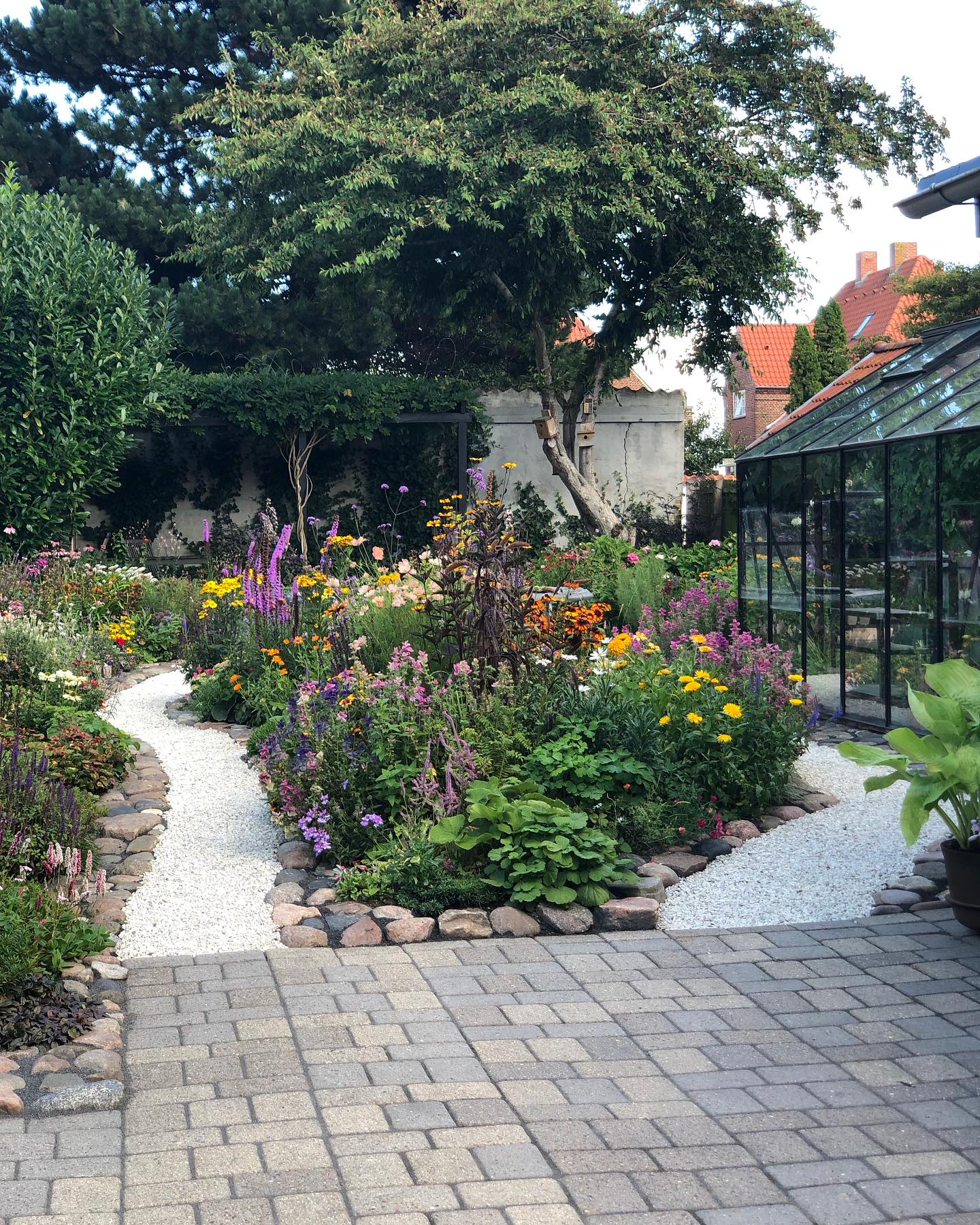 Beautiful Corner Garden Design