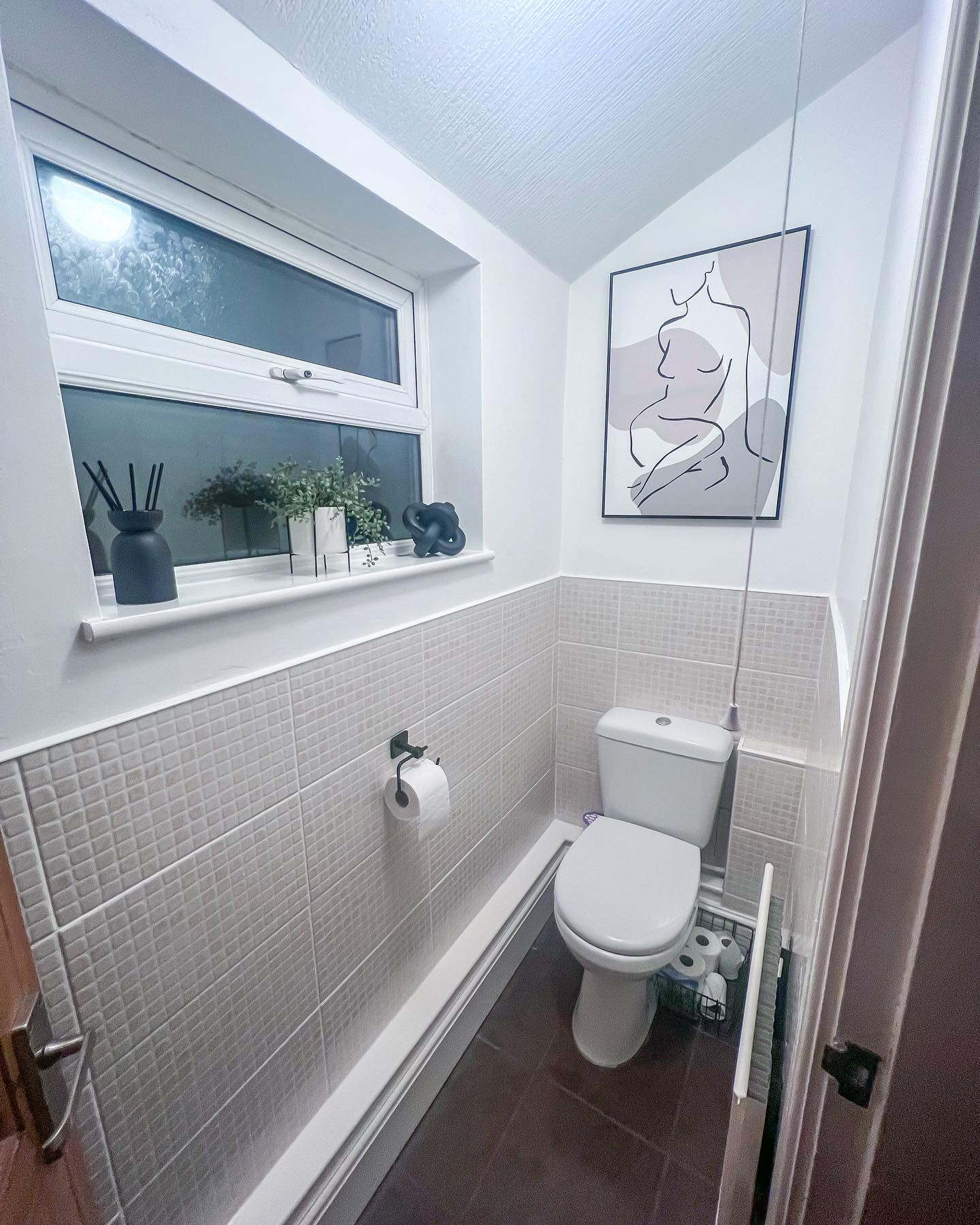 Classy Behind Toilet Decor With Wall Painting